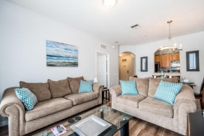 Gorgeous Top-Floor Condo w Private Balcony